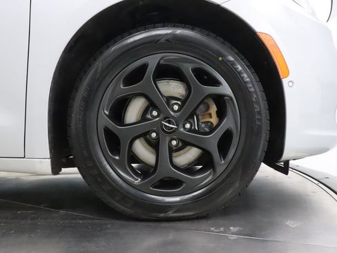 Used 2023 Chrysler Pacifica Touring-L w/ S Appearance Package FWD image 33