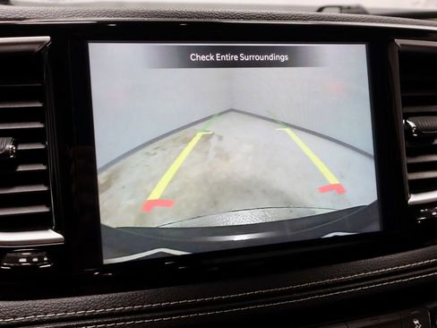 Used 2023 Chrysler Pacifica Limited FWD image 2