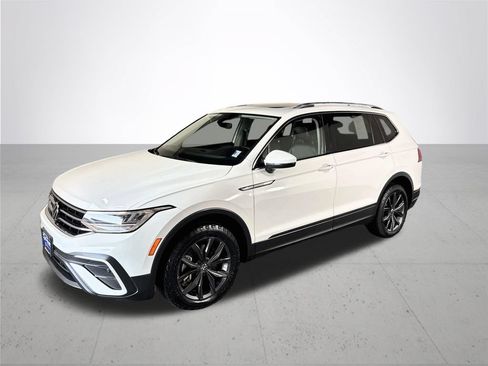 Certified 2022 Volkswagen Tiguan SE w/ Panoramic Sunroof Package AWD/4WD image 2
