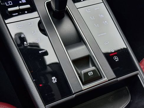 Certified 2024 Porsche Macan AWD/4WD image 22