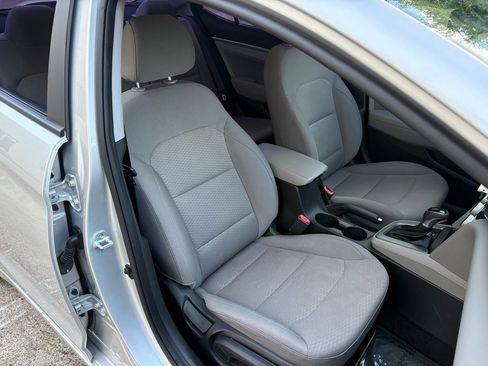 Used 2019 Hyundai Elantra SEL FWD image 29