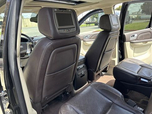 Used 2011 Cadillac Escalade ESV Platinum AWD/4WD image 24