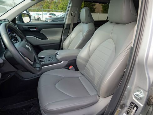 Used 2023 Toyota Highlander XLE image 22