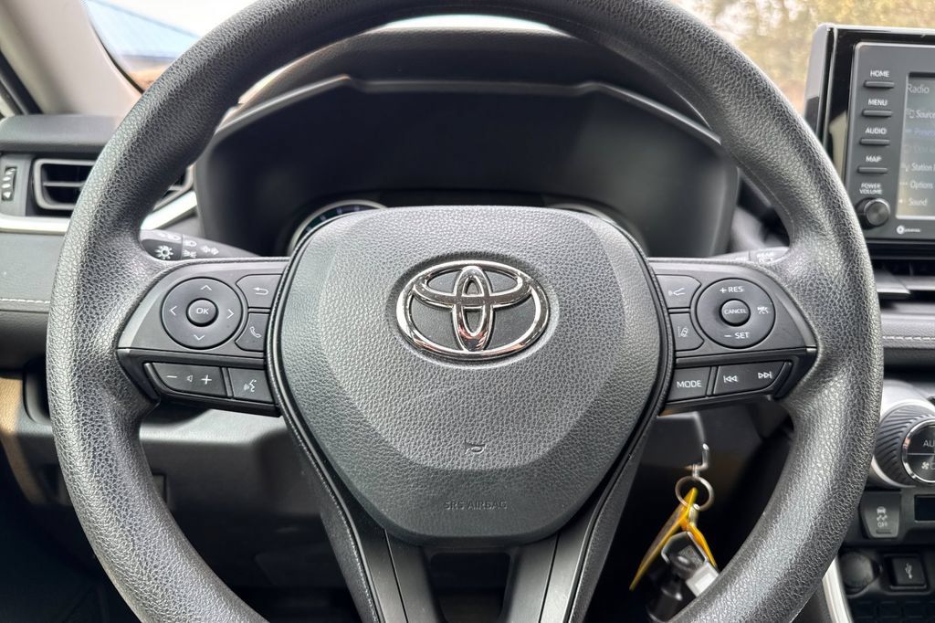Used 2022 Toyota RAV4 LE AWD/4WD image 25