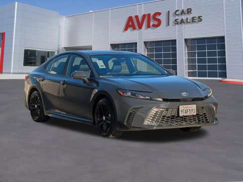 Used 2025 Toyota Camry SE image 3