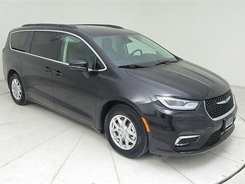 Used 2022 Chrysler Pacifica Touring-L image 3