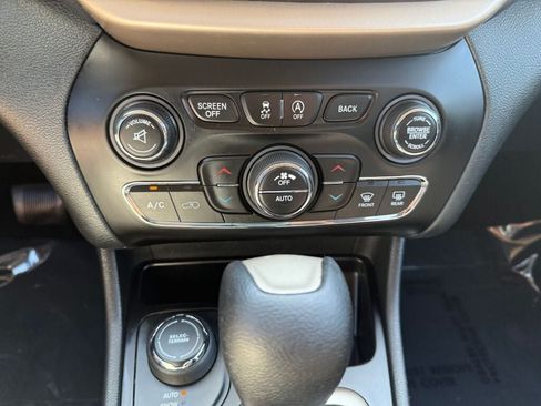 Used 2016 Jeep Cherokee Latitude w/ Comfort/Convenience Group AWD/4WD image 18