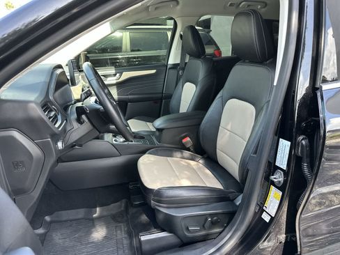 Used 2022 Ford Escape Titanium w/ Titanium Elite Package AWD/4WD image 3