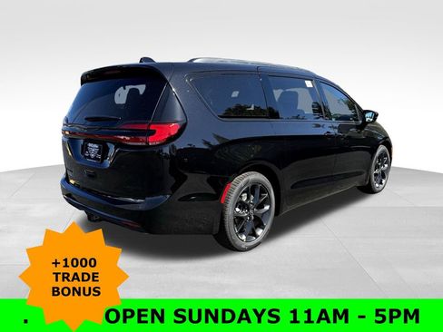 New 2026 Chrysler Pacifica Limited w/ Uconnect Theater Family Group image 8