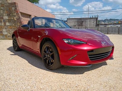 Used 2020 MAZDA MX-5 Miata Sport RWD image 2