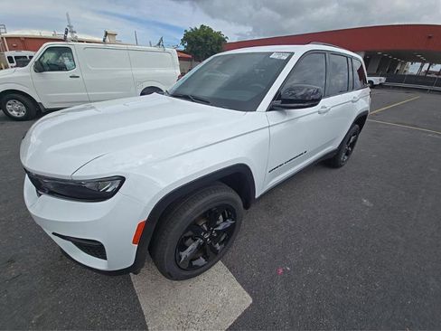 Used 2023 Jeep Grand Cherokee Altitude AWD/4WD image 6