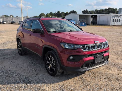 Used 2024 Jeep Compass Latitude AWD/4WD image 8