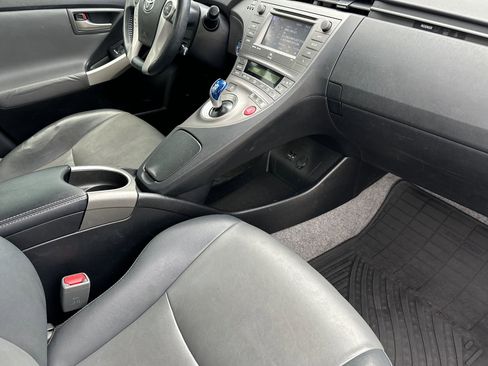 Used 2014 Toyota Prius Five image 17