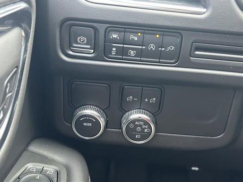 Used 2022 GMC Yukon SLT w/ SLT Premium Package image 18