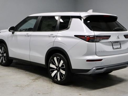 New 2026 Mitsubishi Outlander SE image 7
