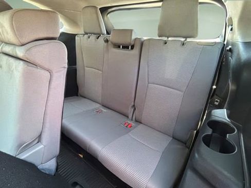 Used 2024 Toyota Highlander LE FWD image 29