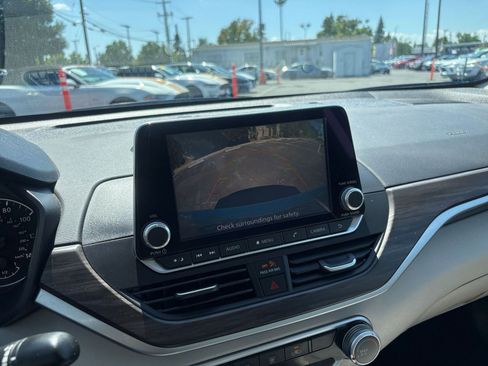 Used 2025 Nissan Altima 2.5 SV FWD image 23