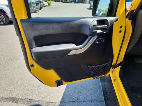 Used 2015 Jeep Wrangler Unlimited Sahara w/ Connectivity Group AWD/4WD image 16