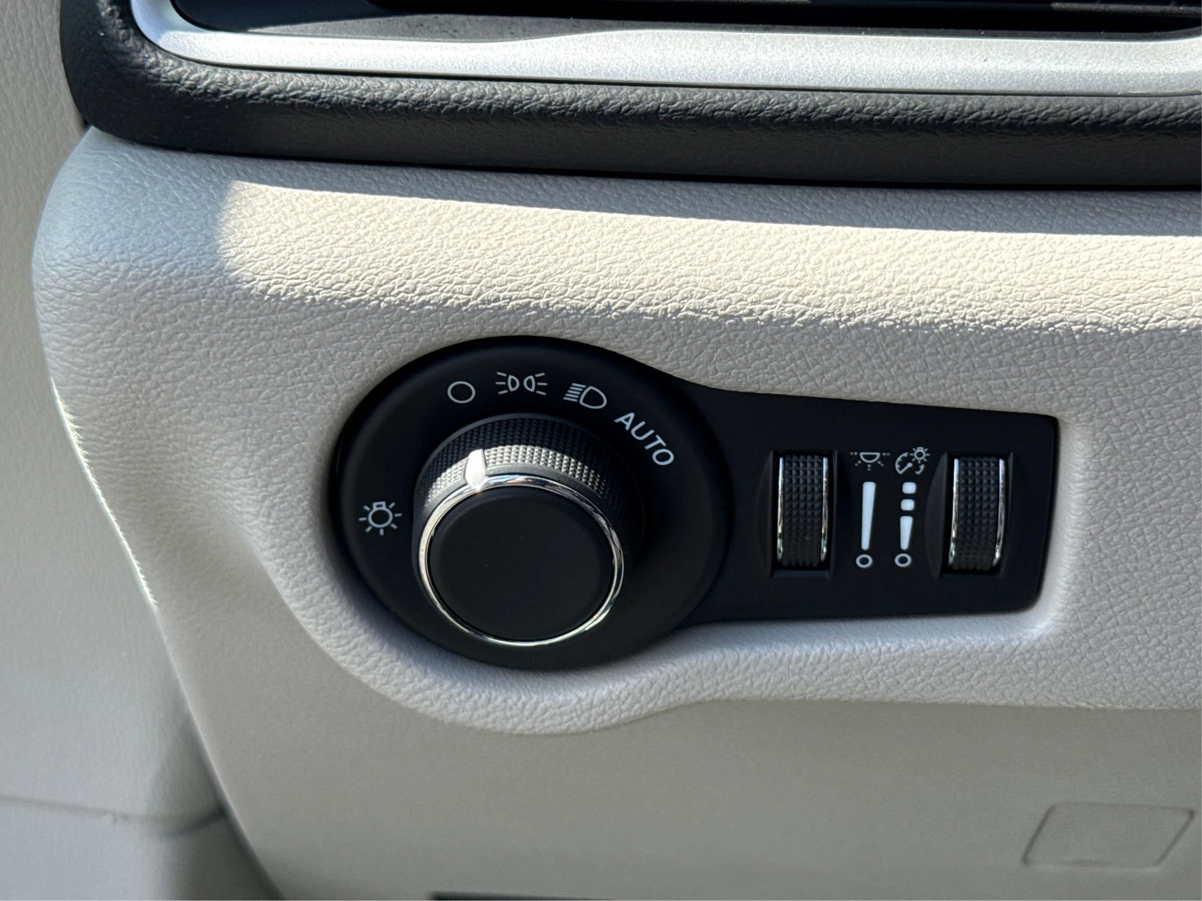 Used 2024 Chrysler Voyager LX FWD image 17