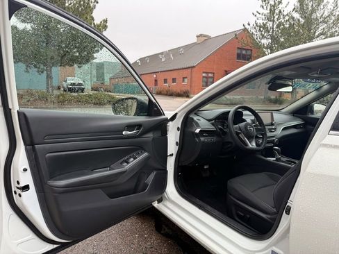 Used 2025 Nissan Altima 2.5 SV image 11