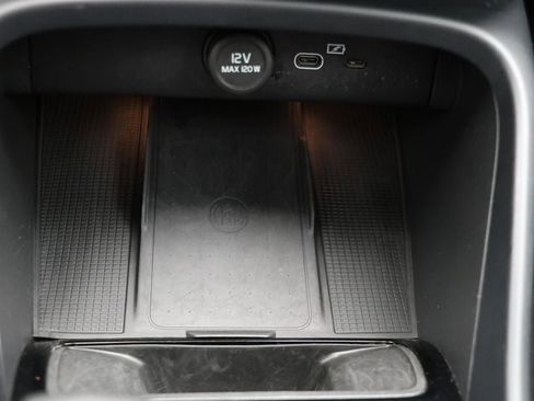 Used 2025 Volvo XC40 B5 Plus image 27