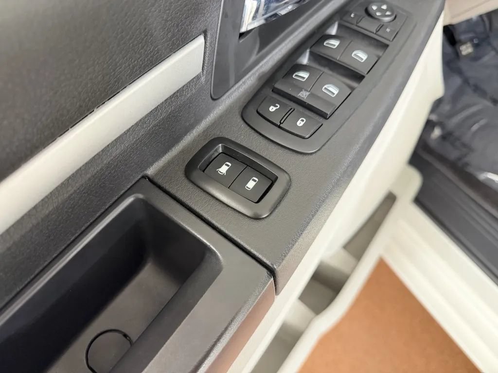 Used 2009 Dodge Grand Caravan SXT w/ Entertainment Group 2 FWD image 15