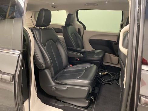 Used 2022 Chrysler Pacifica Touring-L FWD image 25