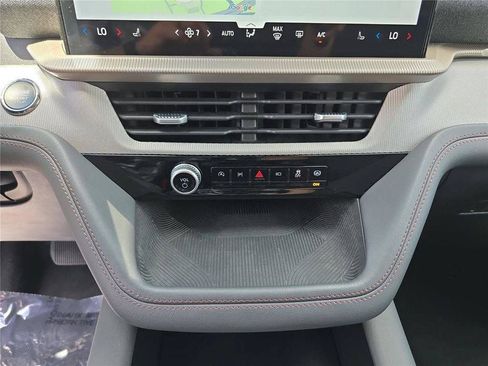 Used 2025 Ford Explorer Active AWD/4WD image 27