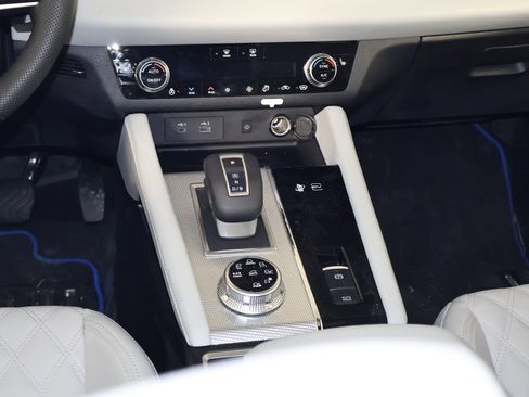 Used 2025 Mitsubishi Outlander SEL image 13