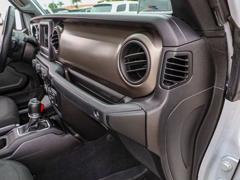 Used 2021 Jeep Gladiator Willys image 34