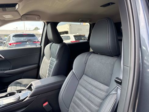 New 2025 Mitsubishi Outlander SE image 18