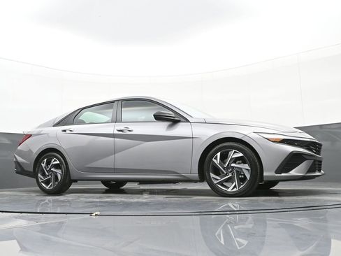 Certified 2025 Hyundai Elantra Sport image 46