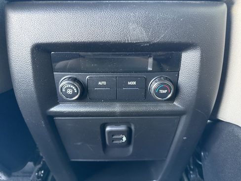 Used 2022 Chevrolet Traverse LS image 18