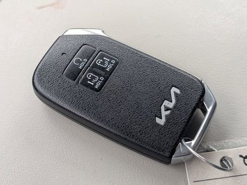 Used 2022 Kia Carnival EX image 33