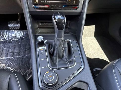 Used 2022 Volkswagen Tiguan SE AWD/4WD image 16