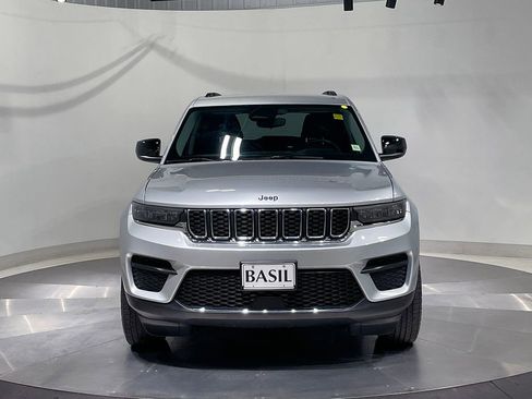 Used 2023 Jeep Grand Cherokee Laredo AWD/4WD image 9