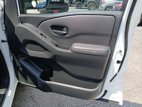 Used 2022 Nissan Frontier S RWD image 12