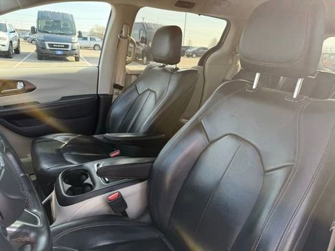 Used 2017 Chrysler Pacifica Touring-L Plus image 7