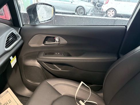 Used 2025 Chrysler Voyager LX image 9