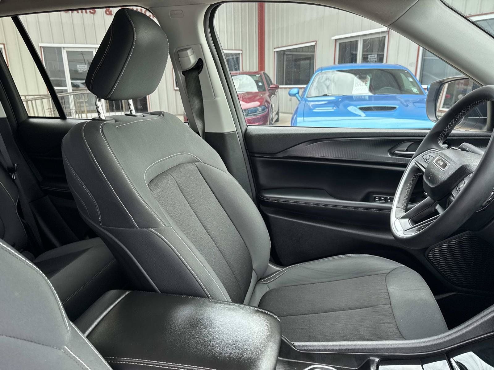 Used 2024 Jeep Grand Cherokee Laredo RWD image 10