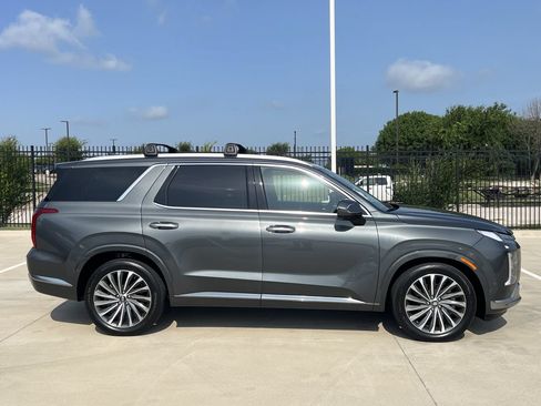 Used 2024 Hyundai Palisade Calligraphy FWD image 3