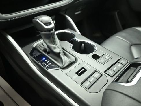 Used 2021 Toyota Highlander XLE AWD/4WD image 14