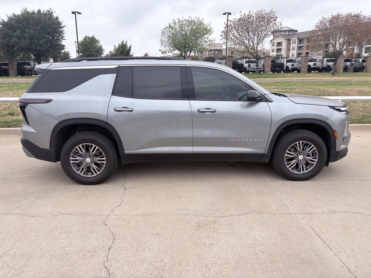 Used 2025 Chevrolet Traverse LT FWD image 3