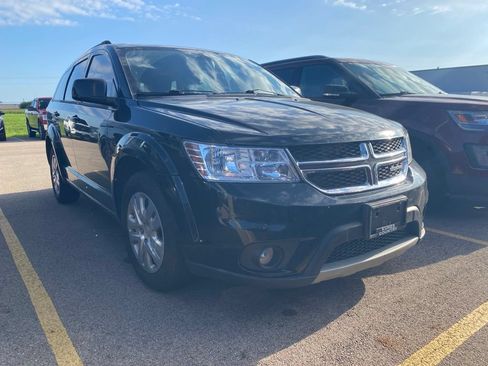 Used 2019 Dodge Journey SE FWD image 2