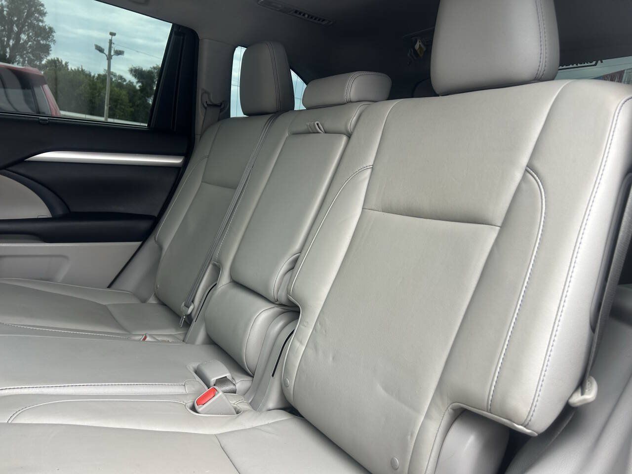 Used 2016 Toyota Highlander XLE AWD/4WD image 18