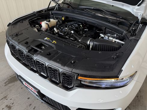 Used 2025 Jeep Grand Cherokee Limited w/ Black Appearance Package AWD/4WD image 18