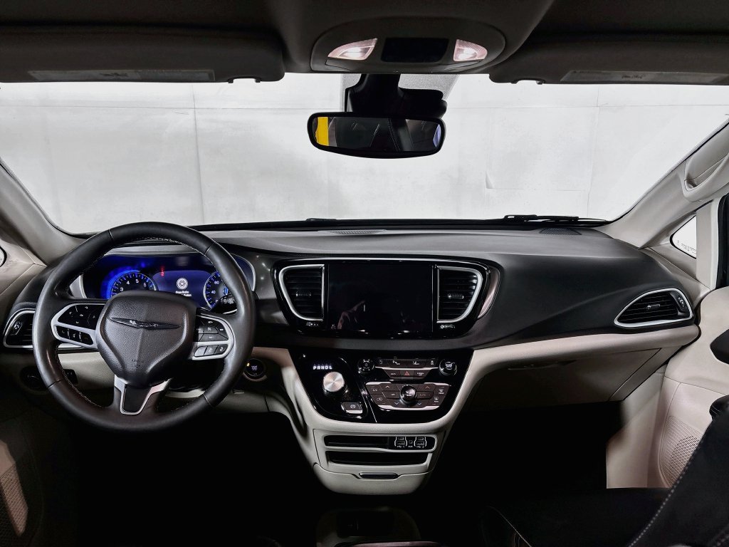 Used 2023 Chrysler Pacifica Touring-L FWD image 12