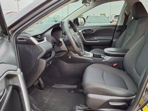 Used 2022 Toyota RAV4 LE FWD image 6