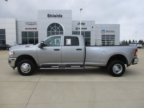 Used 2024 RAM 3500 Tradesman w/ Chrome Appearance Group AWD/4WD image 2