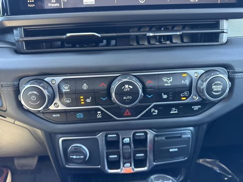 Used 2025 Jeep Wrangler Unlimited Sahara w/ Safety Group image 17